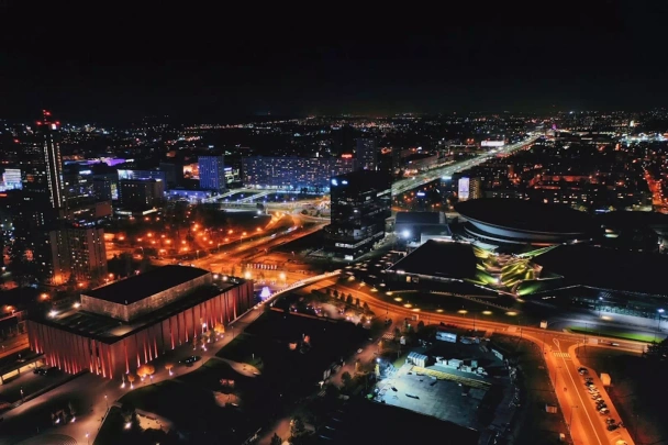 Katowice nocą (źródło:https://pixabay.com/pl/photos/katowice-noc-night-polska-4682299/)