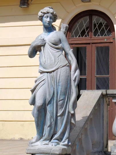 Rzeźba w pobliżu Pałacu Dernałowiczów w Mińsku Mazowieckim