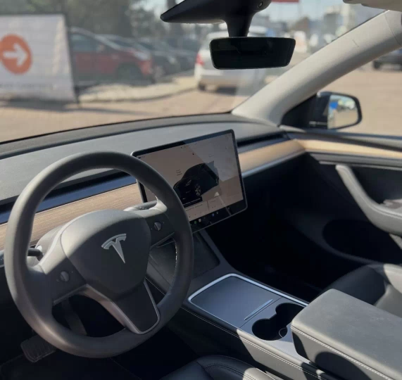 Wnętrze samochodu elektrycznego na wynajem w CarFree
