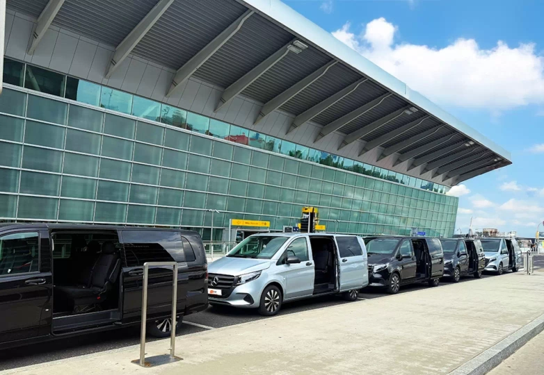 Rent a car at Warsaw Modlin airport / fot. CarFree