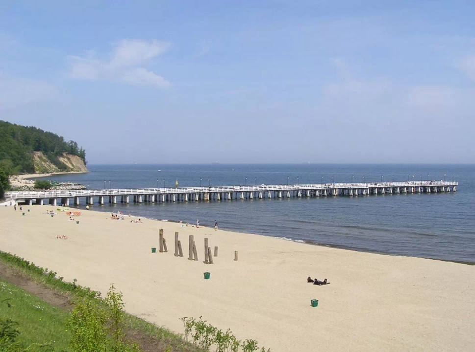 Plaża i molo w Gdyni w słoneczny letni dzień.