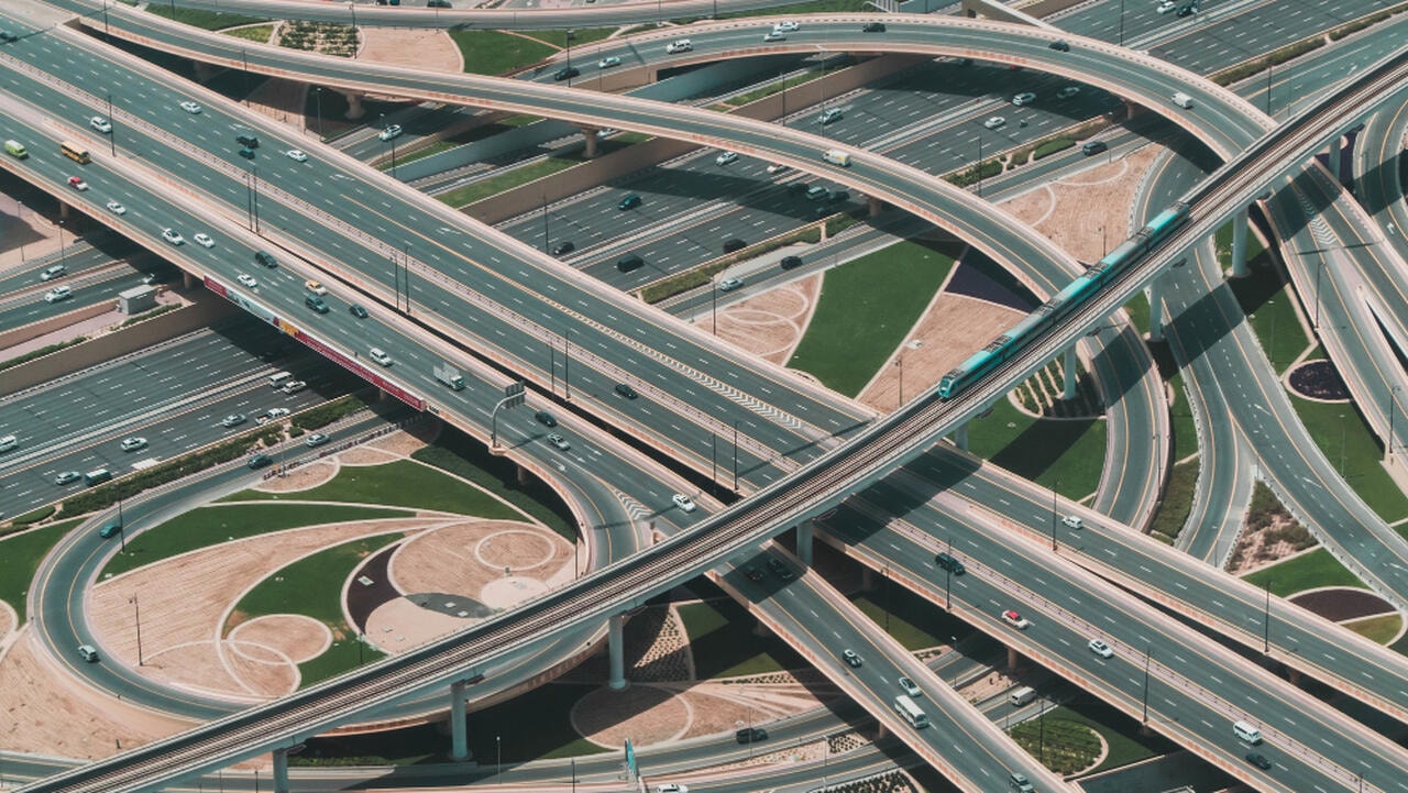 Pamiętaj o tym, że pomoc na autostradzie jest niezbędna, by zachować bezpieczeństwo ruchu drogowego. Źródło: https://www.freepik.com/free-photo/high-angle-shot-big-highway-with-multiple-roads-train-riding-through-central-road_12045827.htm#fromView=search&amp;page=1&amp;position=7&amp;uuid=d4d4208d-7add-4a20-9ecf-ea76bb1f967d&amp;query=autostrada