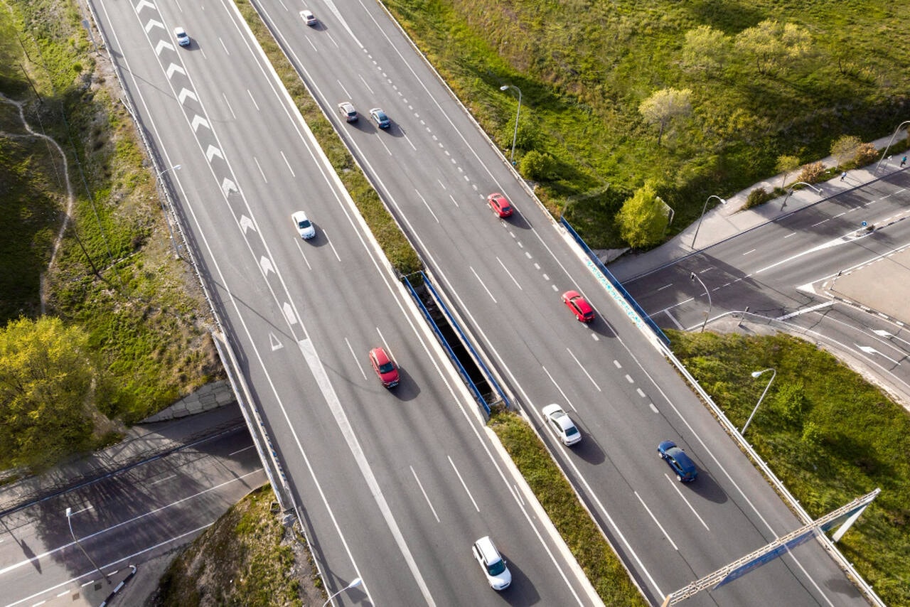 Warto wiedzieć, jak reagować w przypadku usterek na trasie. Źródło: https://www.freepik.com/free-photo/cars-driving-street-aerial-view_13951943.htm#fromView=search&amp;page=1&amp;position=46&amp;uuid=08730b86-8f6a-457f-a446-0f62e48897b5&amp;query=autostrada