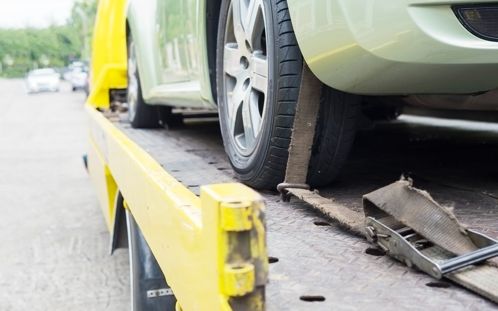 Zepsuty samochód może być odholowany na lawecie. Źródło: https://www.freepik.com/free-photo/car-transporter-breakdown-lorry-working-using-locked-belt-transport-other-green-car_3805710.htm#fromView=search&amp;page=1&amp;position=1&amp;uuid=ebbca53e-e5d9-4471-9798-9c17626ba60e&amp;query=laweta