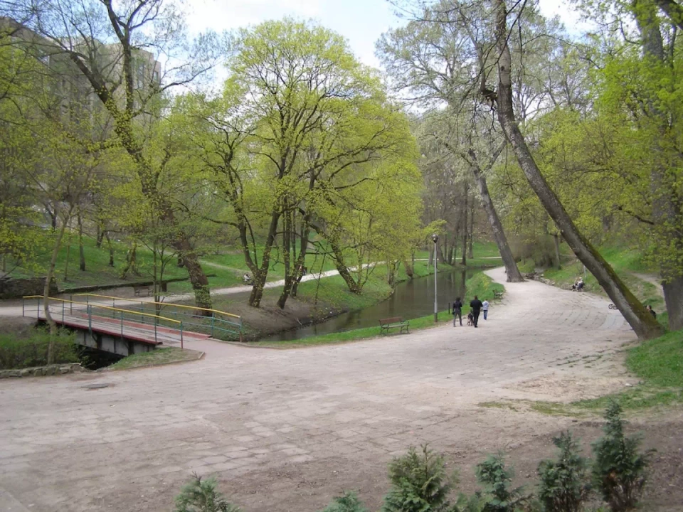 Park Podzamcze, który obok Parku Centralnego jest jednym z najczęściej odwiedzanych parków w centrum. Widok na zielone drzewa in szerokie alejki.