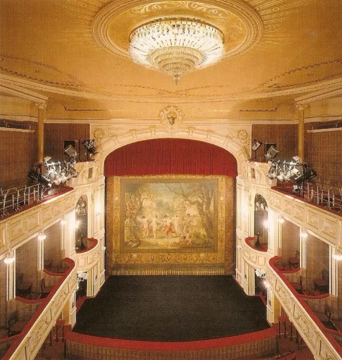 Wnętrze Teatru Polskiego w Bielsku-Białej z zabytkową kurtyną