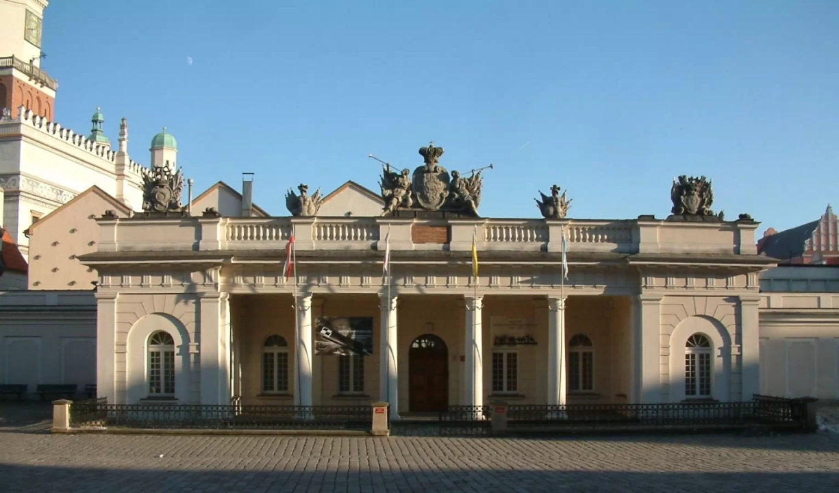 Klasycystyczna zabudowa Muzeum Powstania Wielkopolskiego będąca w samym centrum Poznania.