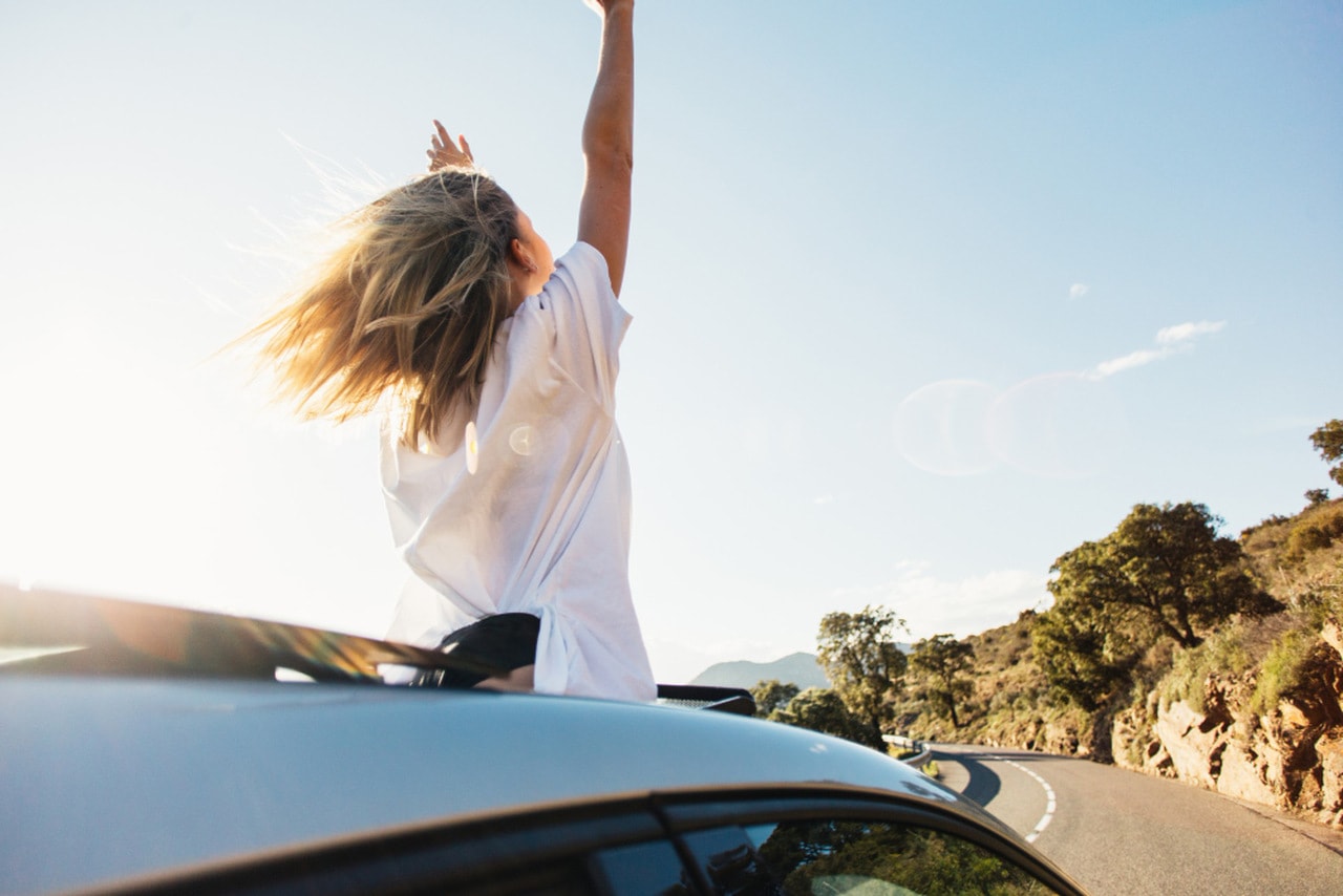 Przed każdą podróżą sprawdź stan techniczny auta. Źródło: https://www.freepik.com/free-photo/woman-car-road-trip-waving-out-window-smiling_11253636.htm#fromView=search&amp;page=1&amp;position=6&amp;uuid=8966759f-7639-4afb-b05c-51968aee7266&amp;query=samoch%C3%B3d+podr%C3%B3%C5%BC