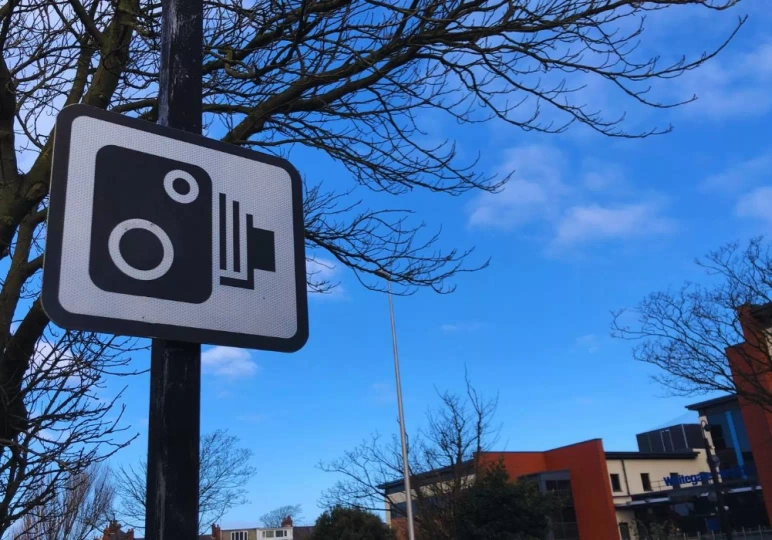 Czy mandat z fotoradaru można zapłacić zwykłym przelewem? / fot. Canva.com
