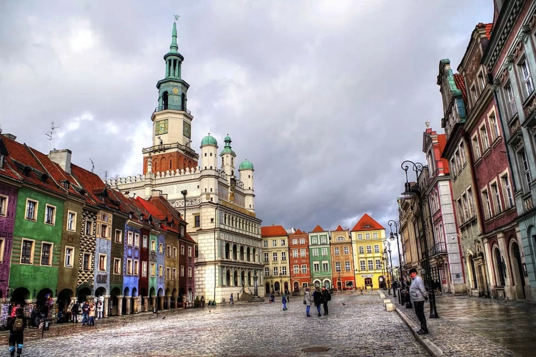 Kolorowe kamieniczki, które stanowią zabudowę rynku w Poznaniu - w niektórych z nich można znaleźć tanie noclegi.