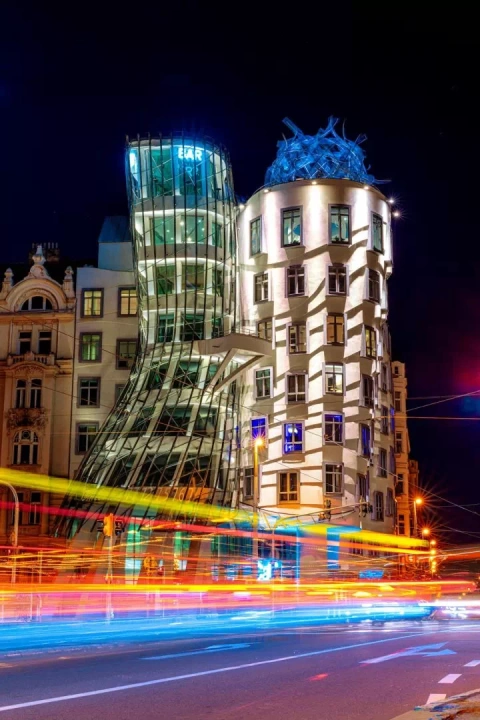 Tańczący Dom w Pradze w nocy