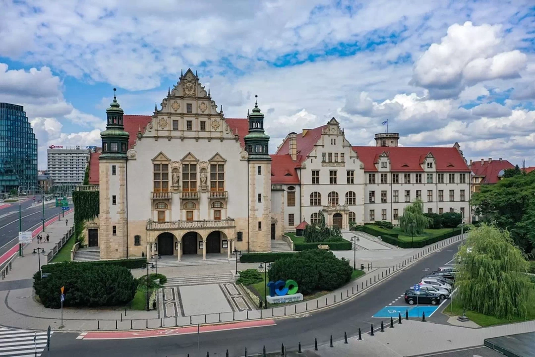 Zabytkowy budynek Uniwersytetu im. Adama Mickiewicza w Poznaniu widziany z lotu ptaka.