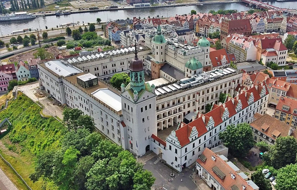 Widok z lotu ptaka na Zamek Książąt Pomorskich oraz zabudowę szczecina