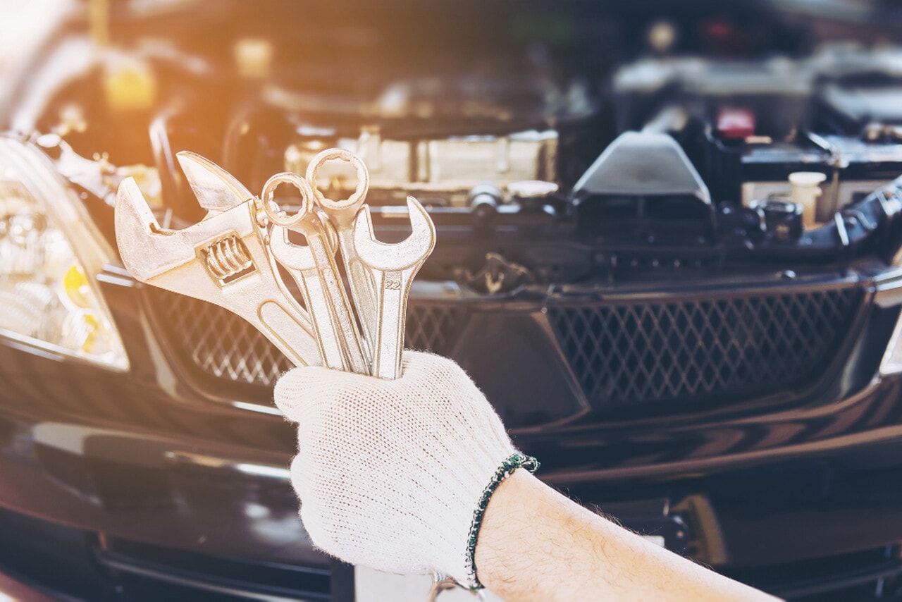 Pamiętaj o regularnym serwisowaniu swojego samochodu, by uniknąć usterek. Źródło: https://www.freepik.com/free-photo/mechanic-man-repairing-car_3805867.htm#fromView=search&amp;page=1&amp;position=0&amp;uuid=7951c9c0-7220-4116-822c-ac9695d976c8&amp;query=serwis+auta