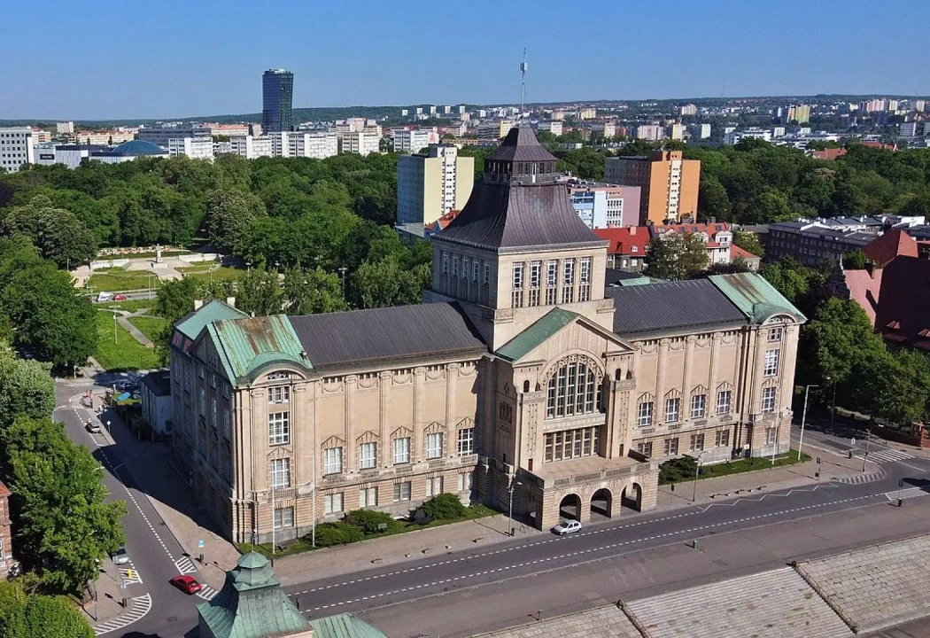 Widok z góry na potężny budynek w szarym kolorze, który należy do Muzeum Narodowego w Szczecinie