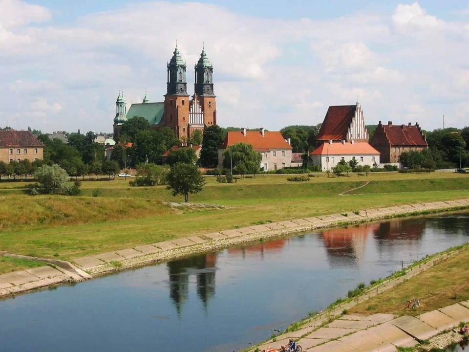 Widok na Ostrów Tumski i katedrę w Poznaniu.