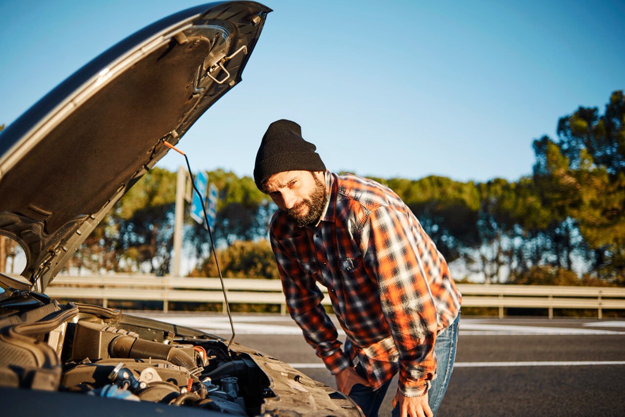 Jako kierowca, który ma prawo jazdy, pamiętaj o wykupieniu ubezpieczenia. Źródło: https://www.freepik.com/free-photo/man-standing-his-broken-car_10320855.htm#fromView=search&amp;page=1&amp;position=22&amp;uuid=ca508519-5686-4c66-ad23-5087ff7272a6&amp;query=awaria+samochodu