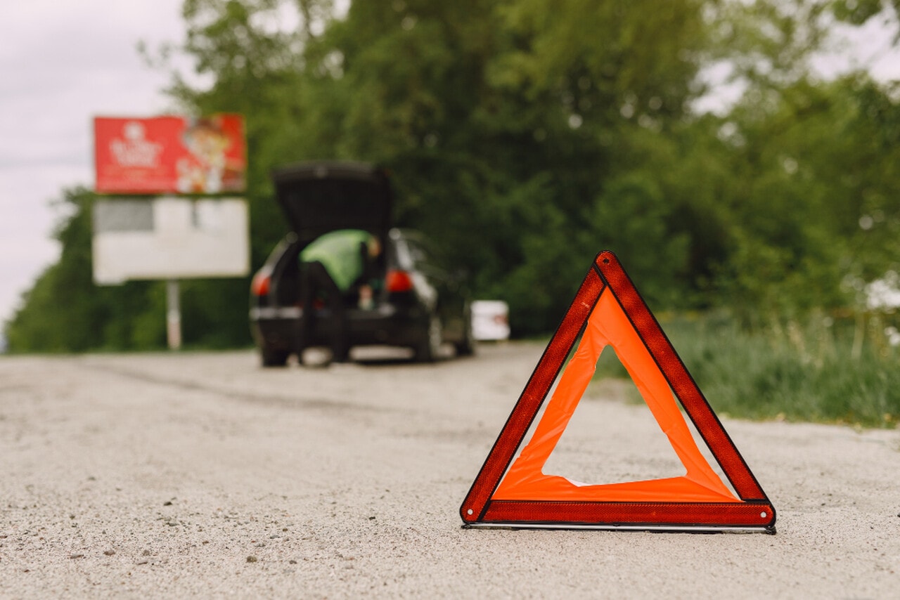 Uszkodzone auto należy ustawić tak, by nie przeszkadzało w ruchu drogowym. Źródło: https://www.freepik.com/free-photo/car-with-problems-red-triangle-warn-other-road-users_8897457.htm#fromView=search&amp;page=1&amp;position=8&amp;uuid=ff089b5d-4a42-44bf-b3de-9272bbd5e915&amp;query=kontrola+drogowa