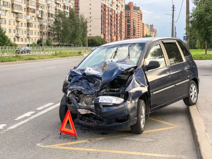 Szkoda parkingowa - jak się zachować w przypadku stłuczki na parkingu? / fot. Freepik