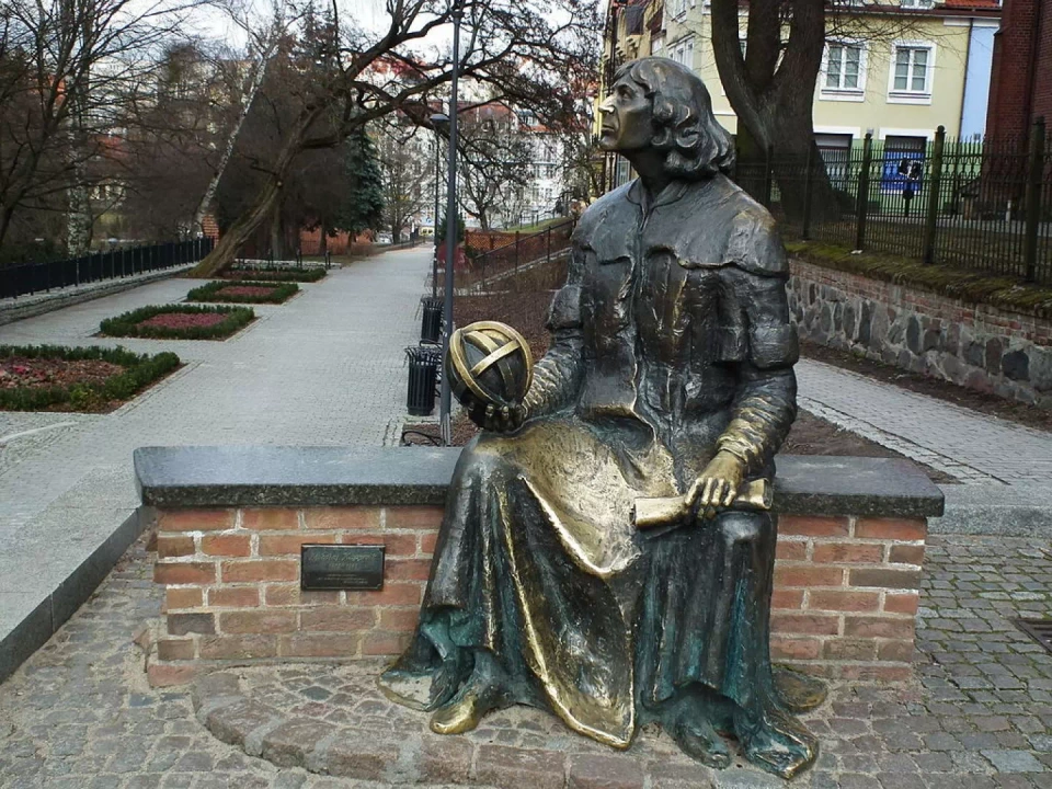 Pomnik Mikołaja Kopernika, który można zobaczyć, idąc w stronę Starego Miasta w Olsztynie.
