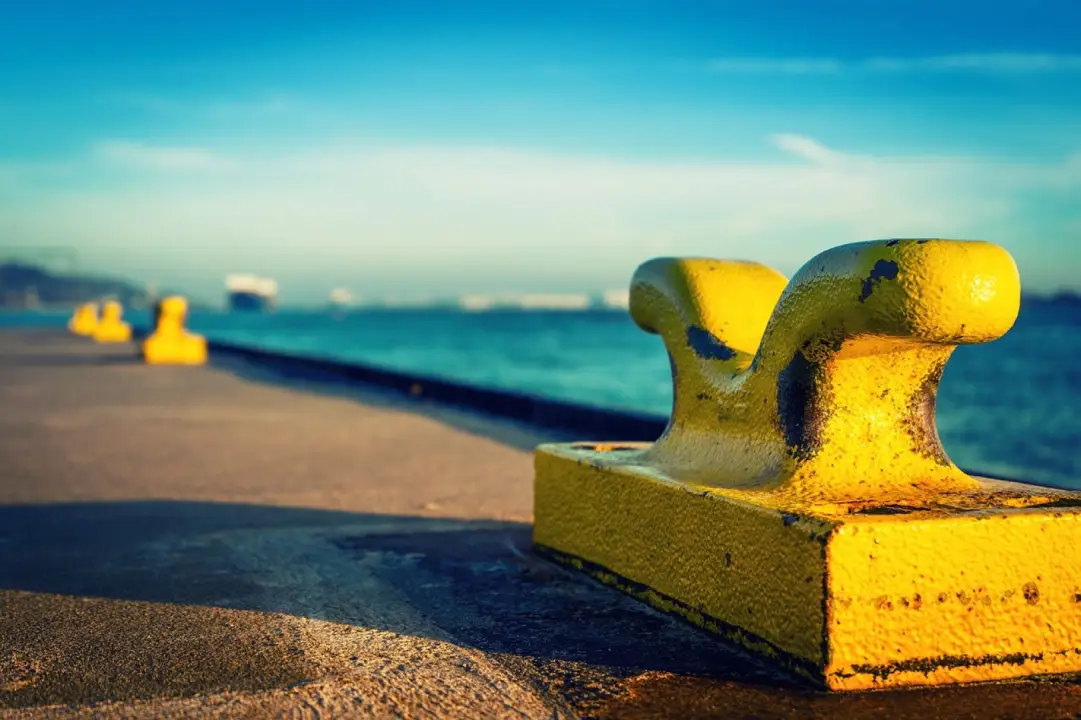 bollard-589043_1280.webp