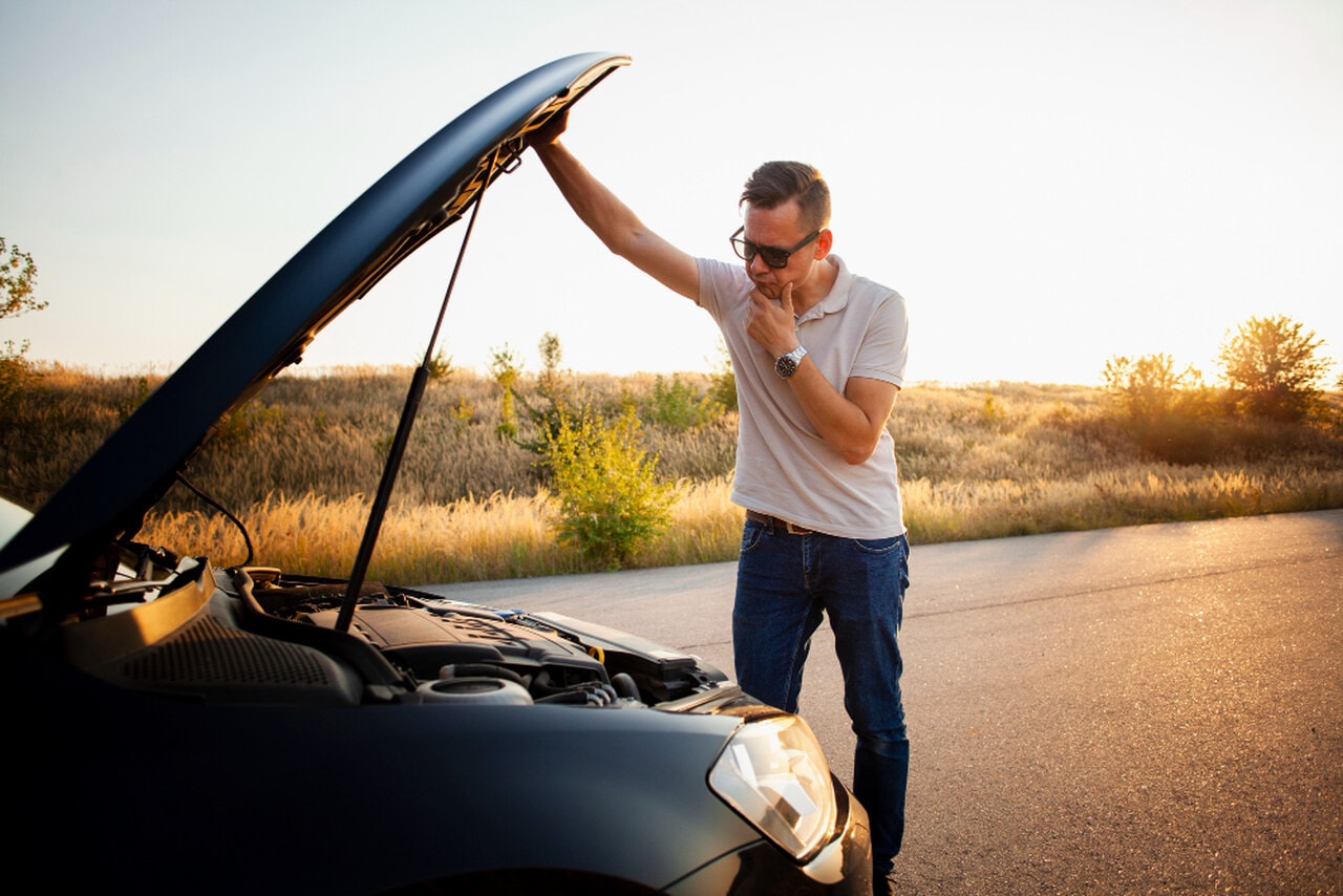 Masz zepsute auto? Pakiet assistance w podróży jest sposobem na szybką raakcję i pomoc. Źródło: https://www.freepik.com/free-photo/young-man-checking-car-engine_5790320.htm#fromView=search&amp;page=1&amp;position=9&amp;uuid=ca508519-5686-4c66-ad23-5087ff7272a6&amp;query=awaria+samochodu