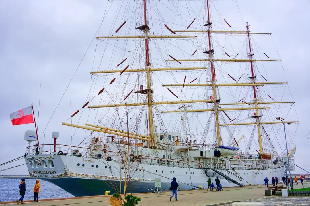 sailing-ship-6819351_1280.webp