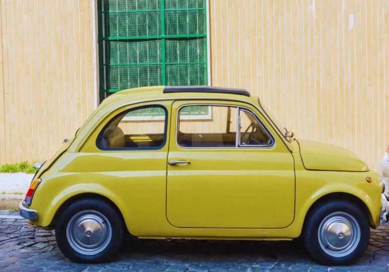 Żółty Fiat 500