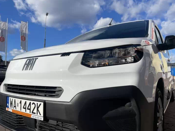 Biały Fiat Doblo chłodnia na wynajem w CarFree